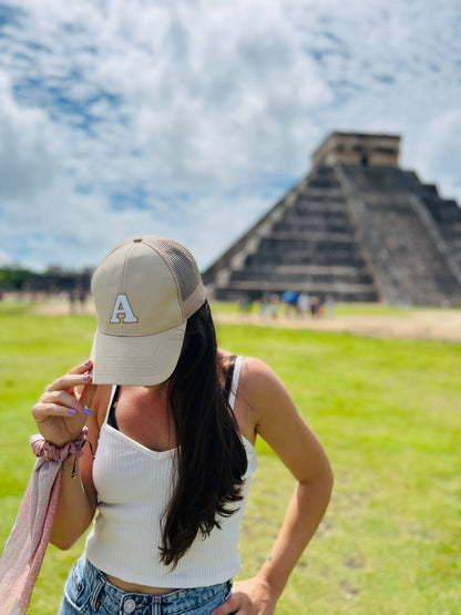 Gorra trucker ECO con inicial - BEIG